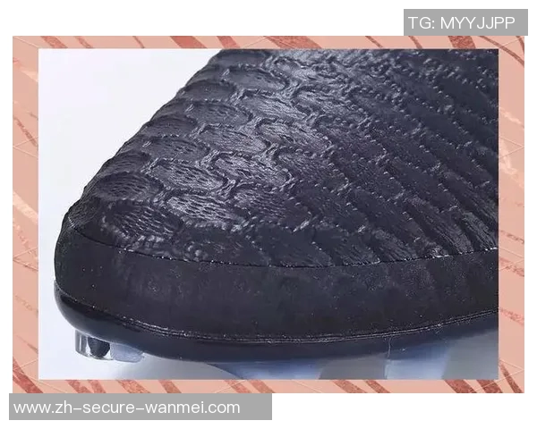 足球鞋鞋底材料的选择与性能分析助你提升球场表现